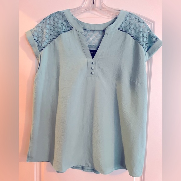 Fortune & Ivy: Peyton Lace Detail Top (light green) - Picture 2 of 4